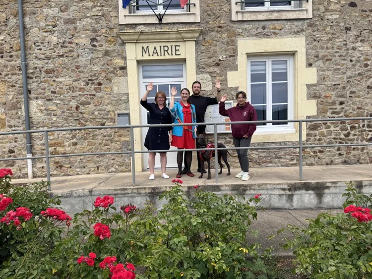 Bureau exécutif fondateur de VEGA 58. De gauche à droite : Virginie Gazzola (Vice-Présidente), Bérenger Thévenet (Trésorier), Alexandra Nothnagel (Présidente) avec le chien d’assistance en formation Véga des Xolos de Grym, et Circé Arnaldez (Secrétaire Générale)